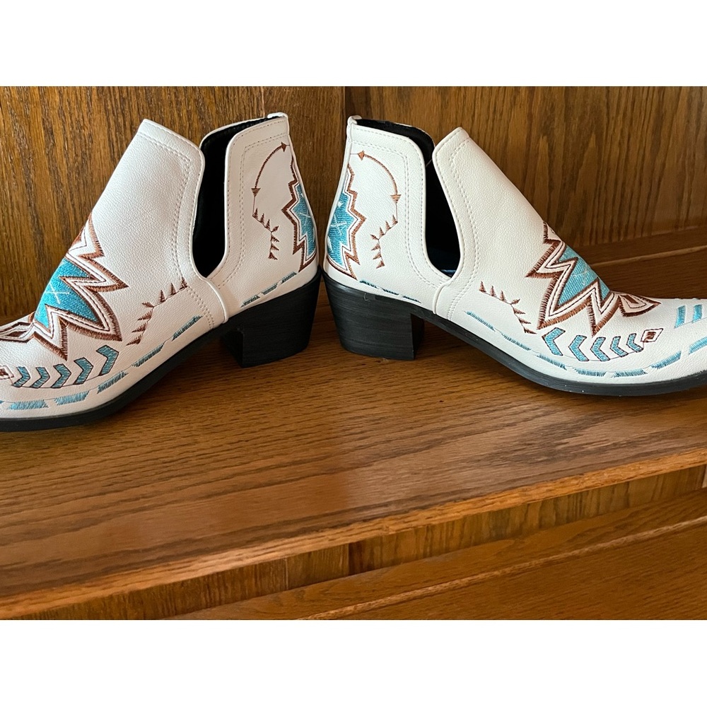Western low ankle boots